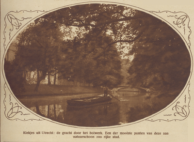 870108 Gezicht over de Stadsbuitengracht te Utrecht, met een praam en vermoedelijk de Herenbrug op de achtergrond.